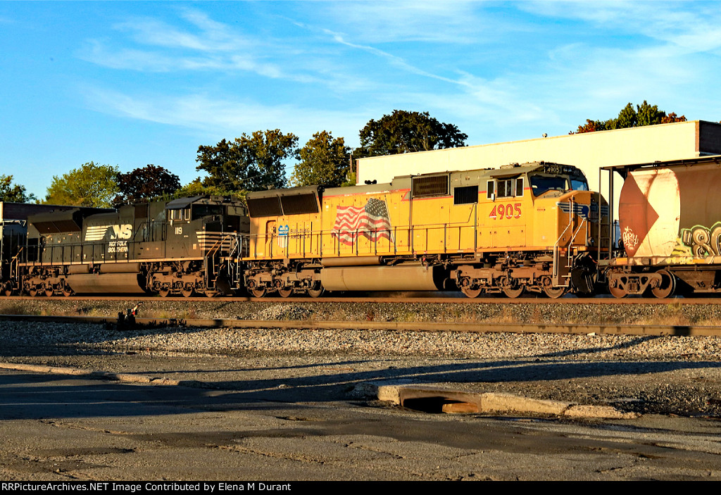 UP 4905 and NS 1119 on B-725